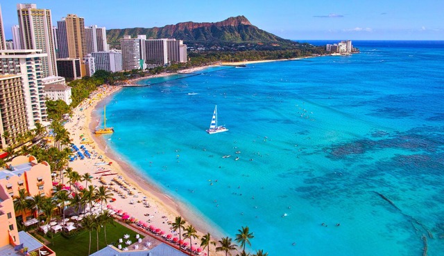 Waikiki Banyan Condo w/King Bed & Parking, Near Beach