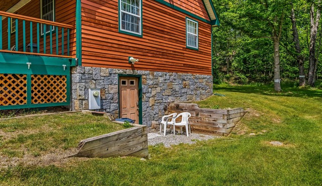 Walk-out apartment near lake & town with spacious yard, washer/dryer & fireplace