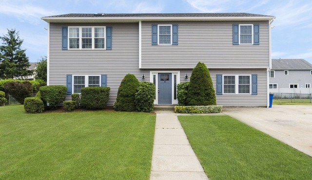 Walk to Beach! Newly renovated 6 Bed House, Sleeps 14, Central A/C, Large Deck!