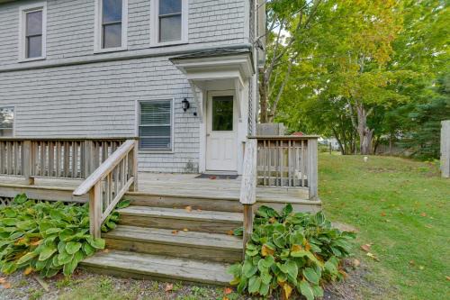 Walk to Harbor: Pet-Friendly Apt in Sorrento!