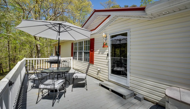 Walk to Lake Chatuge! Hayesville Cabin w/Fire Pit