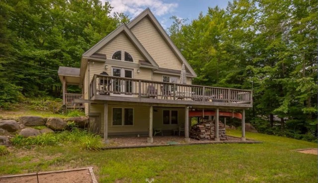 Walk to pond/playground in pet friendly chalet while enjoying mountain views