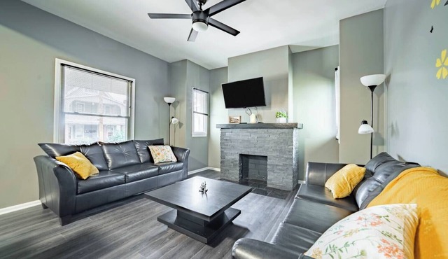 Walkable Little Italy 2BR | King Bed | Near CWRU & Cleveland Clinic