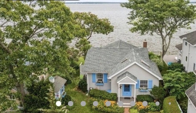 Water front Beautiful Beach cottage on Peconic Bay
