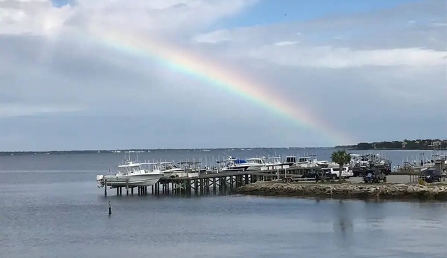 Waterfront 2-bedroom SF house at the NC coast. Pet friendly w/views of sound.