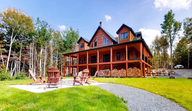 Waterfront Cabin with Spacious Interior and Fire Pit in Maine