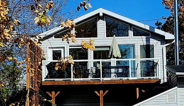 Waterfront Comfy Guesthouse, Prince Edward County