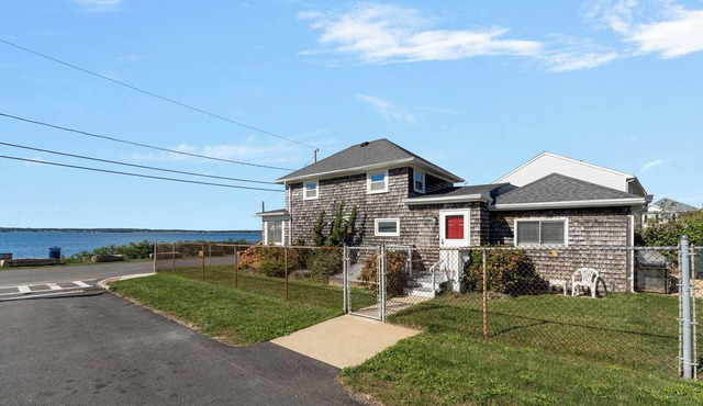 Waterfront Cottage On Mount Hope Bay