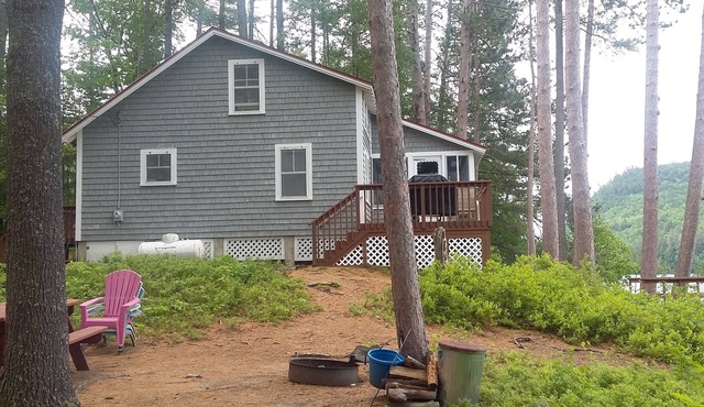 Waterfront cottage on Lake Christopher, screened in porch w/lake views, firepit