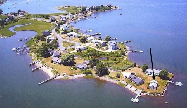 Waterfront Cottage on Salt Pond in the Heart of Narragansett
