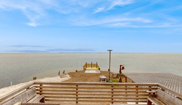 Waterfront cozy home w/kitchen, movie room, WIFI, hot tub, patio and great view
