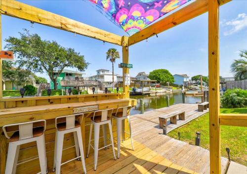 Waterfront, Dock, Hot Tub, Near Beaches, Pets Allowed