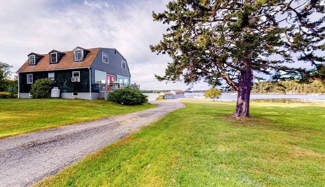 Waterfront, dog-friendly home close to Seavey Cove with deck & beach views