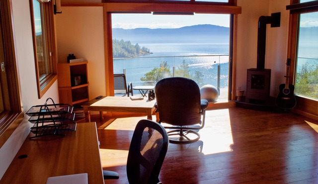 WATERFRONT HOME, ELEVATOR, HIGH VIEWS, HUGE DOCK: SUNSHINE COAST NEAR VANCOUVER