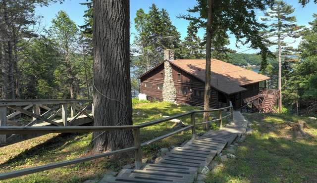 Waterfront Log Cabin Private Community Beach. CLOSEST TO TOWN less 10 min walk!