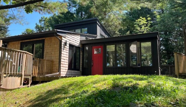 Waterfront Luxe 4 Bedroom home with its own hottub nn