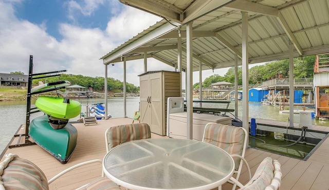 waterfront, multi level gated deck + Kayaks!