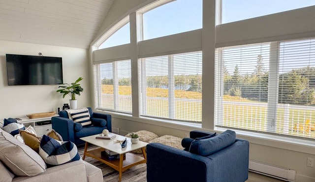 Waterfront, Private, AC, and Close to Cavendish in Hope River