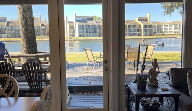 Waterfront updated 3 Bedroom Townhome on Quiet Cove, sleeps 10 fully furnished.