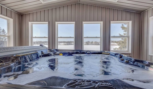 Waterfront with access, 3BR,Sauna & Hot Tub