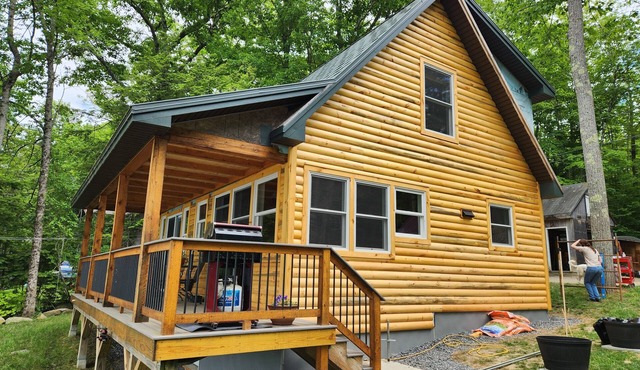 Weekly discounts avail. Get away at this New house on Lovejoy Pond in Albion