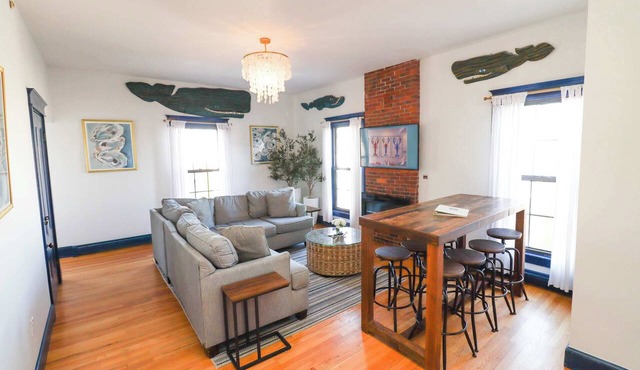 WestEnd Large Penthouse walk to Old Port w/Parking