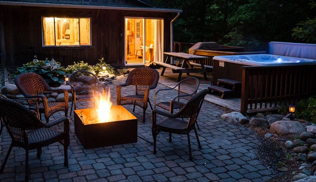 Whispering Pines CabinHot Tub, Gas Fireplace, Free Wi-Fi, Fire Pit, Master Suite