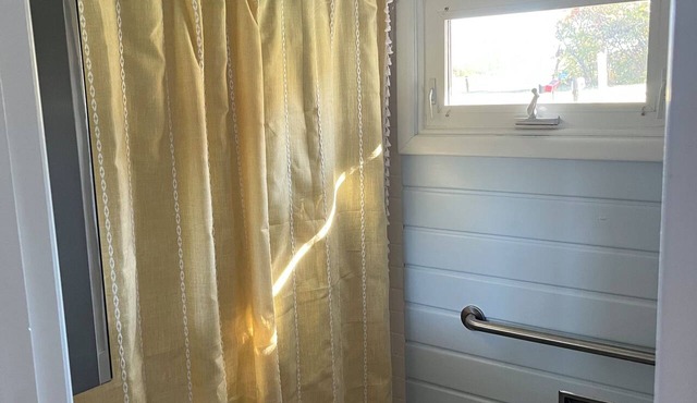 Whispering Waters - Charming 2-bedroom house in adorable Burlington with AC