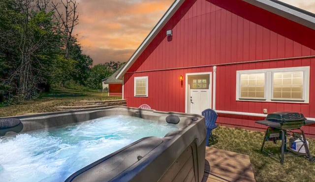 White Mountain Dream Cabin | 4 Acres + Hot Tub