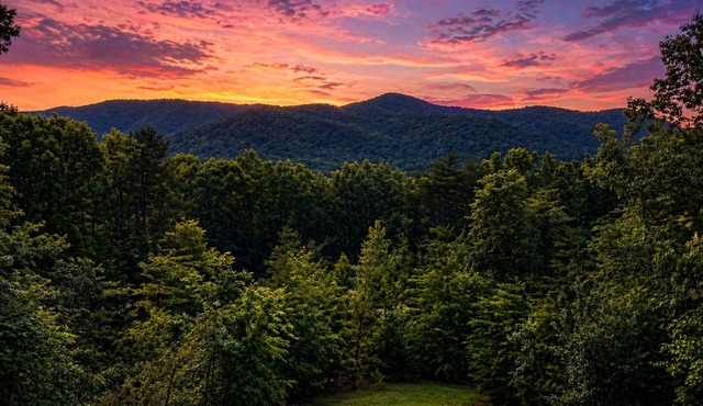 Wide-Spread Mountain Views, Hot Tub, Firepit, Arcade & So Much More!