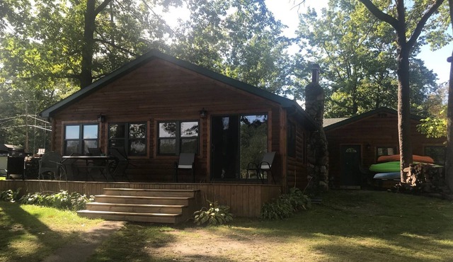 Wiggins Lakefront, dock and beach! Kayaks, paddle boats & MORE! UP NORTH FEEL!