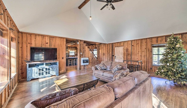 Wilburton Cabin w/Fire Pit, Mountain Views!