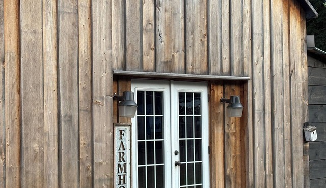 Wild horse sanctuary guest cabin. 1-bedroom in West Fulton