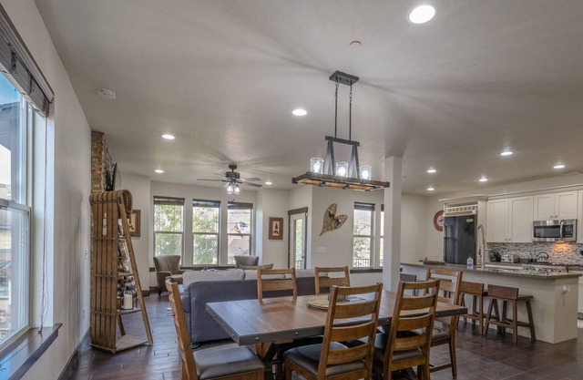 >10 Mins to Skiing & Main St! Private Hot Tub, Gym,Fresh Remodel, All New HDTVs, FREE SKI RENTAL