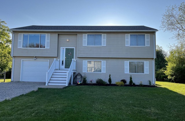 6 Bed Vacation Rental! Short walk to Beach-