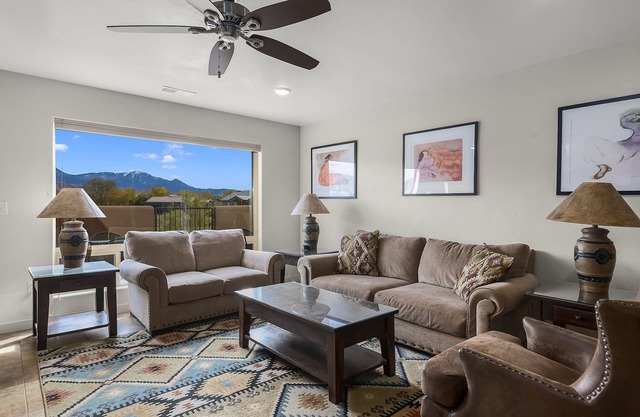 Close to Town & National Parks | Pool & Hot Tub