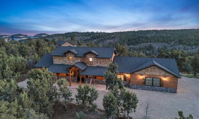 Zion National Park East Entrance House | 390 m² House ∙ 5 bedrooms ∙ 13 guests