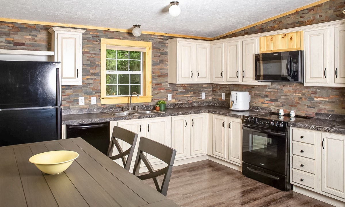 Ellsworth House | Thoughtful, well-equipped retreat with work desk & smart TVs - dog-friendly