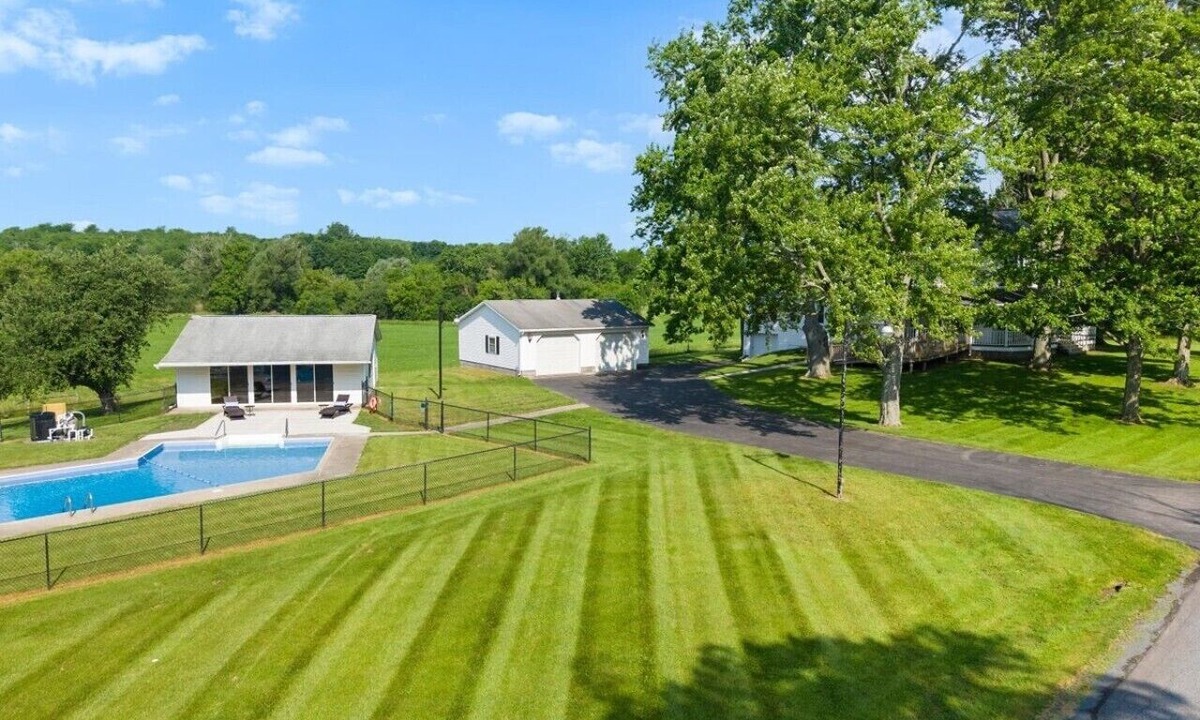 Town of Throop House | Country Fields, Wine Country, Pool and More