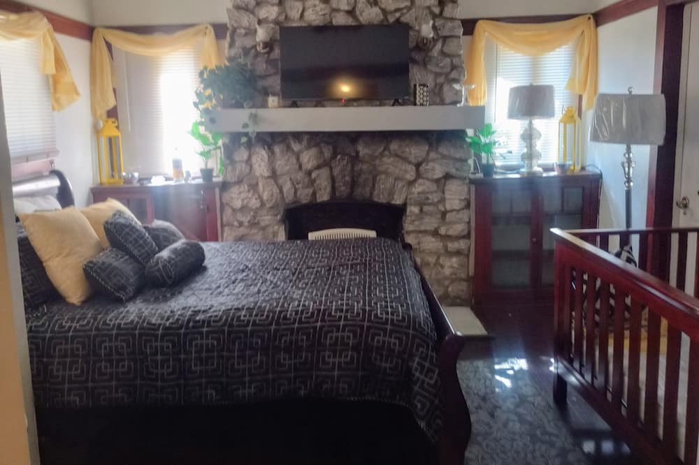 Photo of Bedroom in Highland Historic District