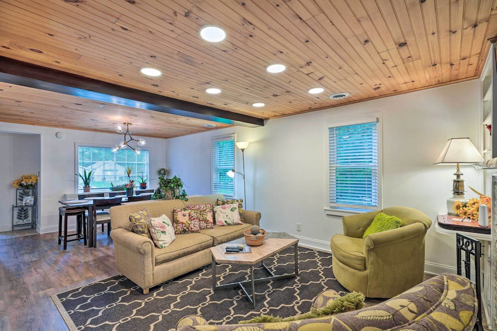 Photo of Livingroom in Jamestown West