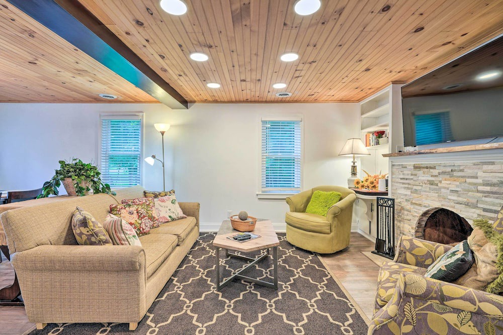 Photo of Livingroom in Jamestown West