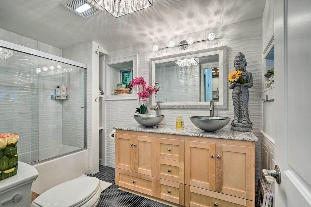Photo of Bathroom in Jamestown West
