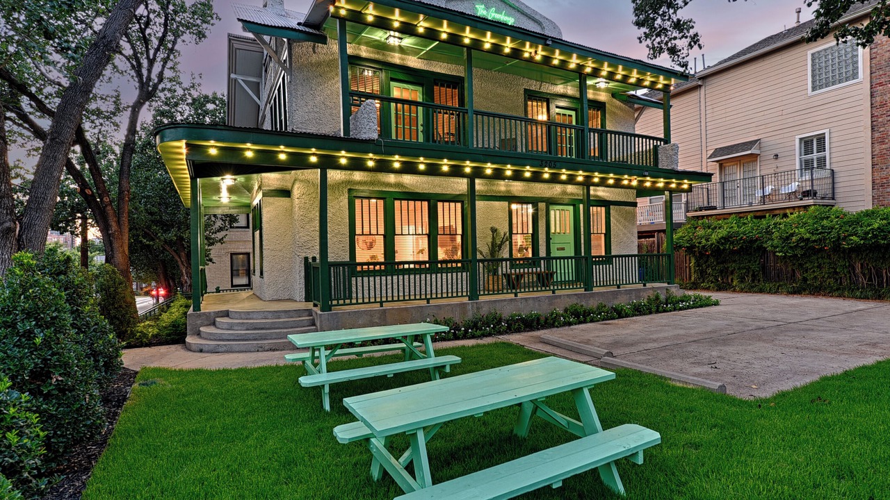 Photo of Outdoor in Uptown