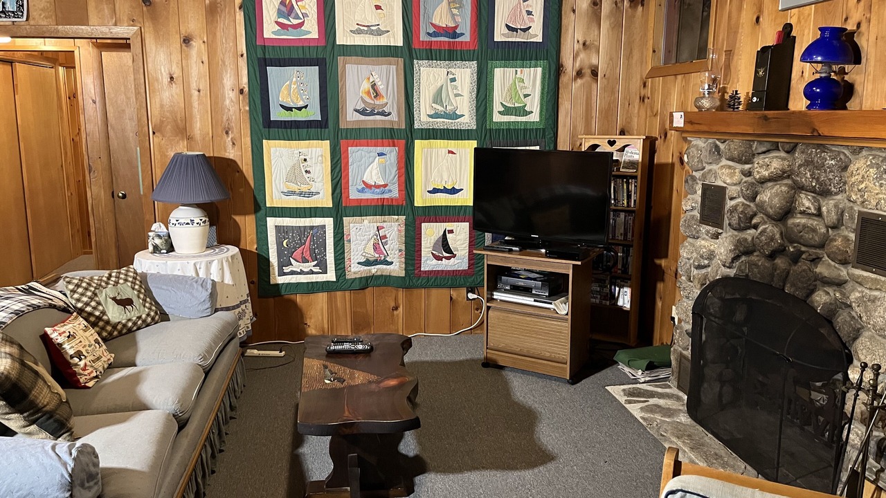 Photo of Livingroom in Center Lovell
