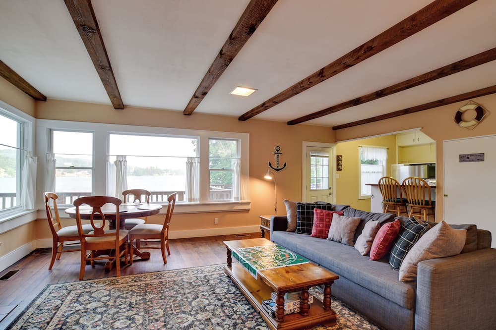 Photo of Livingroom in Scottsburg