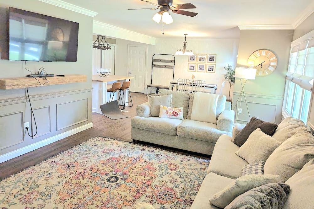 Photo of Livingroom in George Haywood's Lakefront