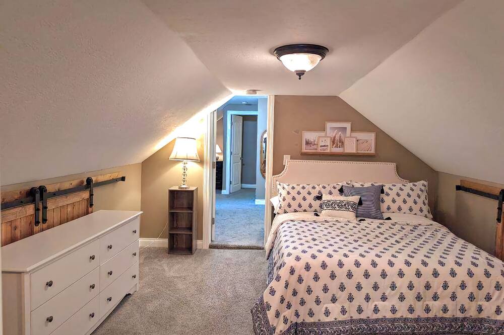Photo of Bedroom in George Haywood's Lakefront