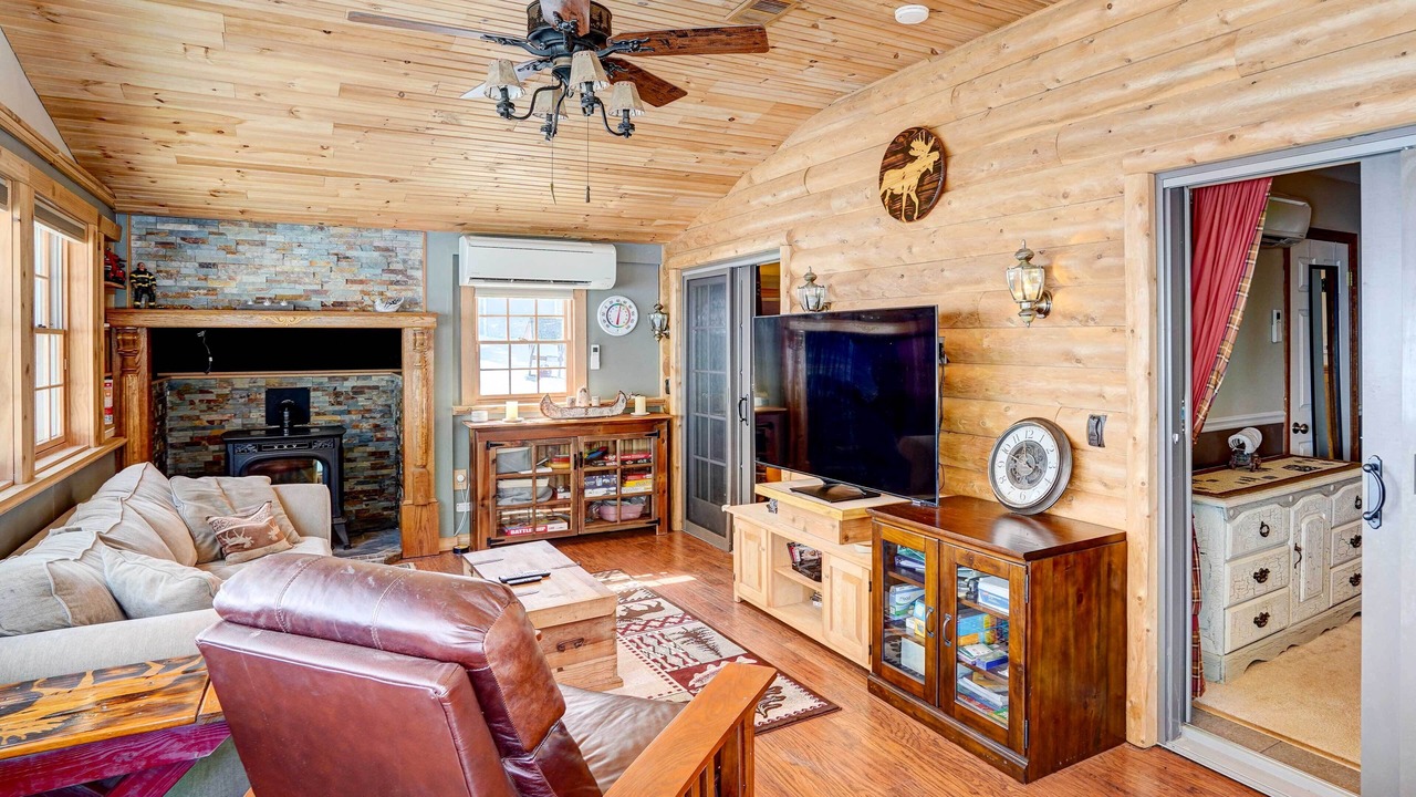 Photo of Livingroom in Lake Luzerne-Hadley