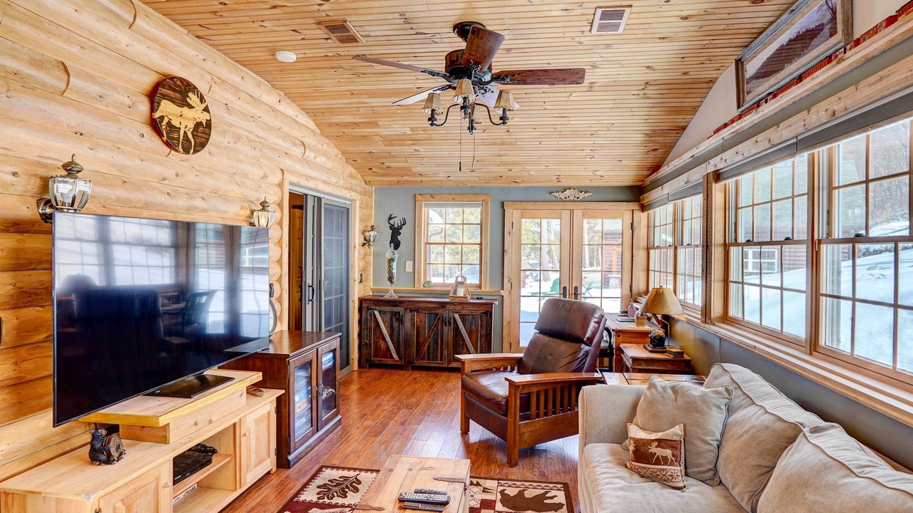 Photo of Livingroom in Lake Luzerne-Hadley